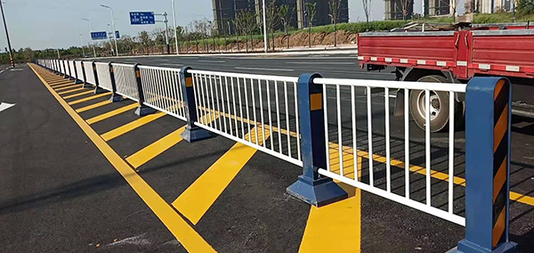 城市道路護(hù)欄與pvc護(hù)欄的區(qū)別和優(yōu)勢(shì)是什么？