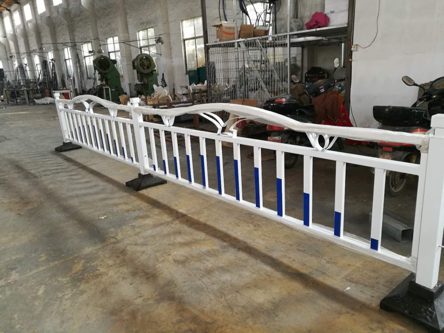 如何合理設(shè)置道路護(hù)欄的開口