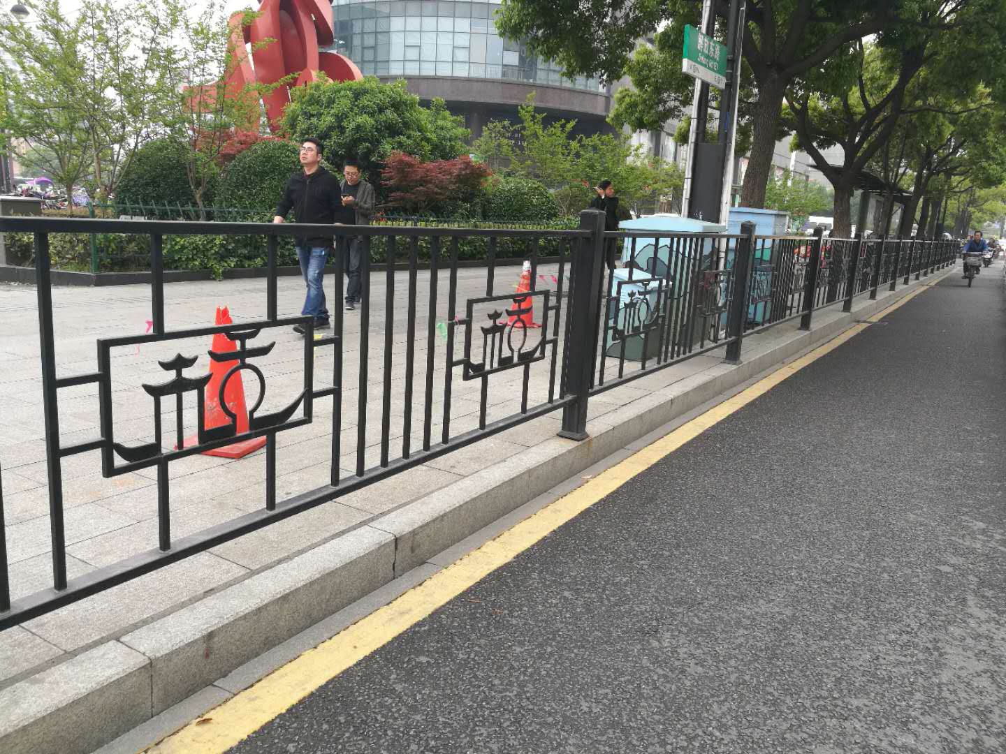 道路護(hù)欄廠家簡(jiǎn)述護(hù)欄的養(yǎng)護(hù)方式